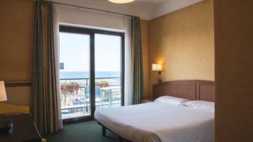 Doppelzimmer, Balkon, Meerblick | 1 Schlafzimmer, Minibar, Zimmersafe, Schreibtisch