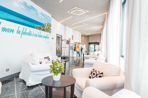 Lobby-lounge