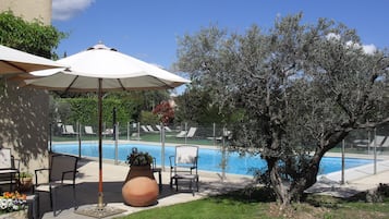 Piscine extérieure, parasols de plage, chaises longues