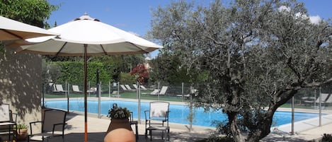 Piscine extérieure, parasols de plage, chaises longues