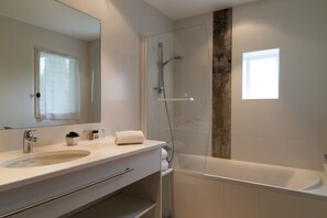 Baignoire, sèche-cheveux, serviettes fournies