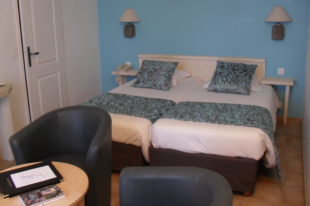 Minibar, in-room safe, soundproofing, free WiFi