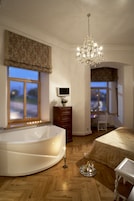 Tabla de planchar con plancha, wifi gratis y ropa de cama 