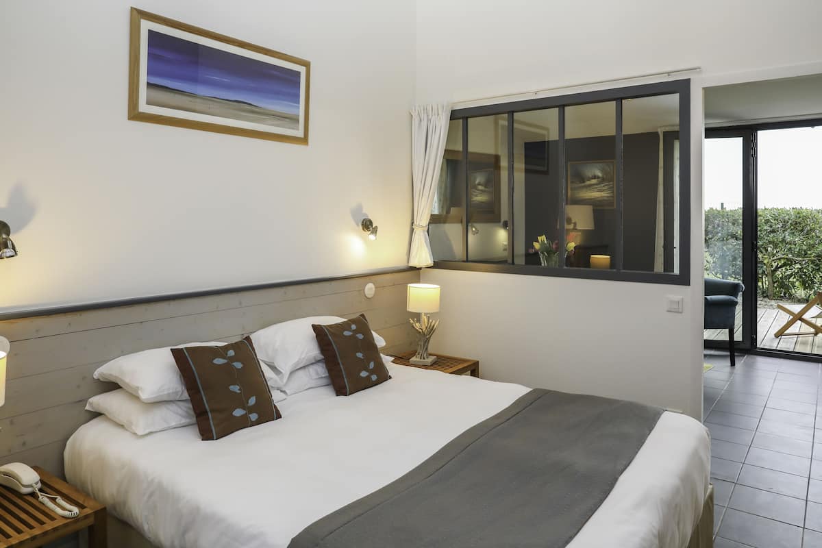 sea side suite  | minibar, in-room safe, desk, soundproofing