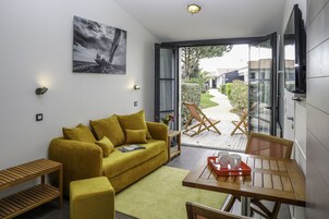 Suite, Garden Area | Living area | TV