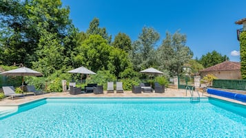 Piscine extérieure, parasols de plage, chaises longues