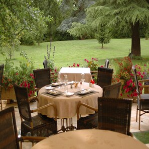 Se sirven desayunos, cenas y cocina francesa con vista al jardín