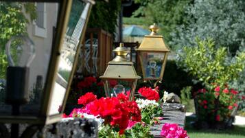 Breakfast, dinner served; French cuisine, garden views 