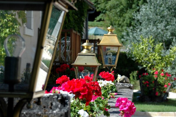 Se sirven desayunos, cenas y cocina francesa con vista al jardín