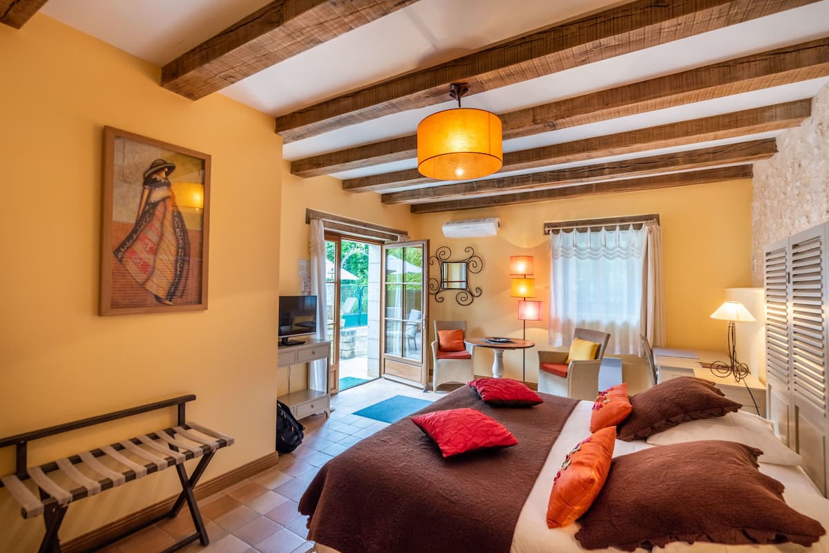 Grand comfort room with terrace, ground floor | Premium bedding, minibar, in-room safe, individually decorated
