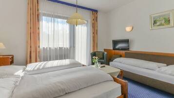 Dreibettzimmer | Hochwertige Bettwaren, individuell dekoriert, Verdunkelungsvorhänge