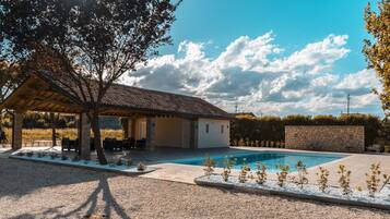 Una piscina al aire libre de temporada