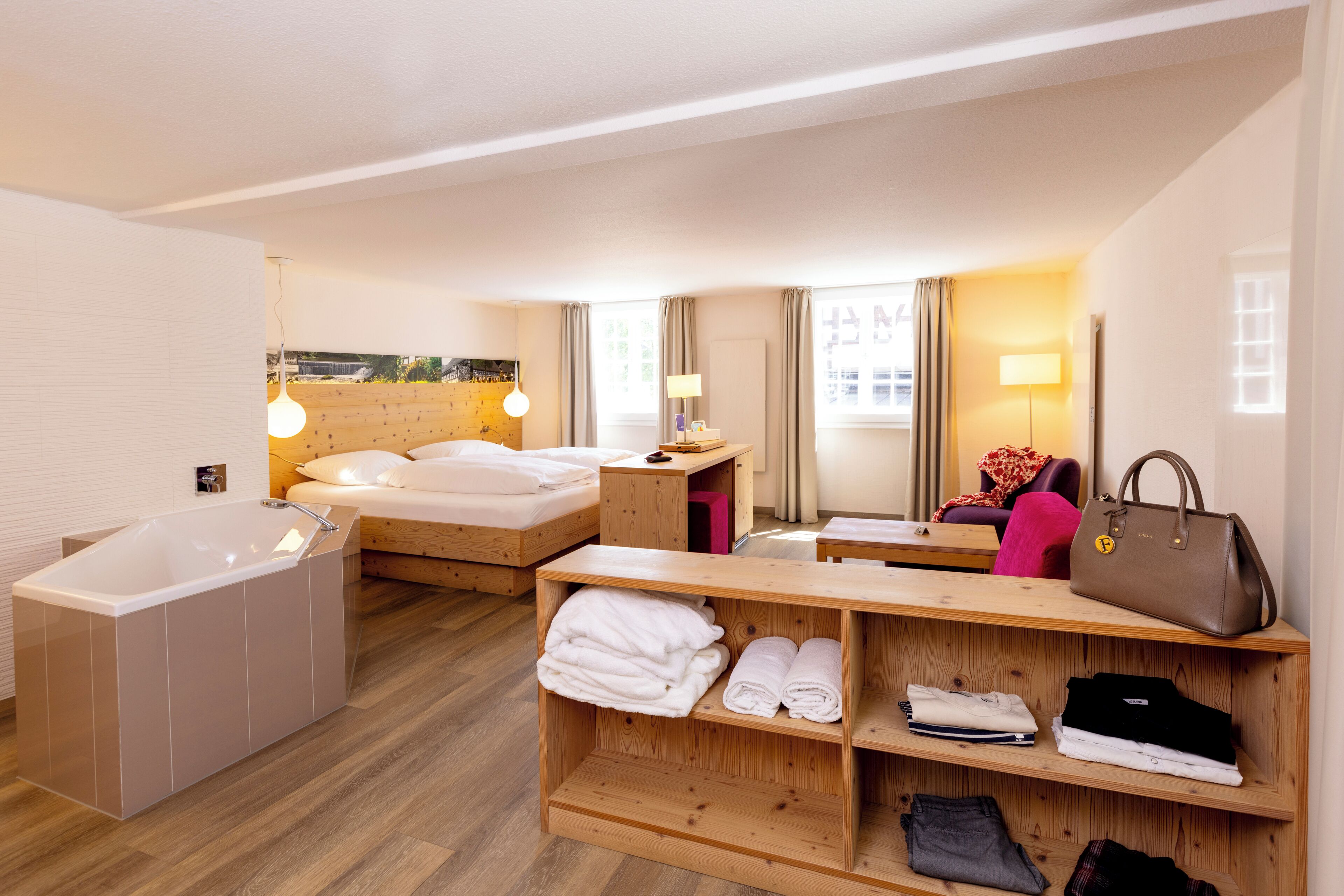 traditional suite, hot tub | 1 bedroom, individually decorated, individually furnished, desk