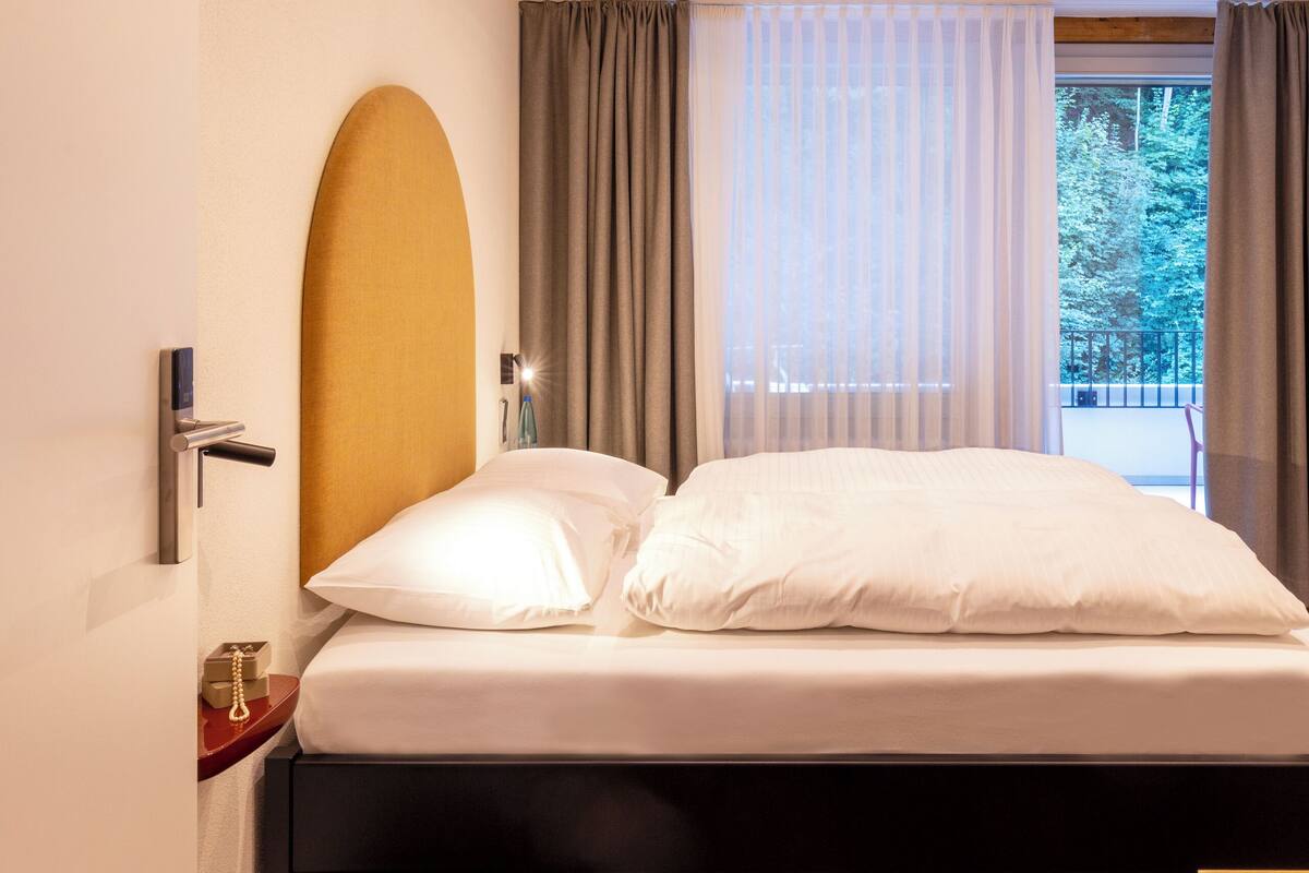 comfort double room, balcony | 1 bedroom, individually decorated, individually furnished, desk