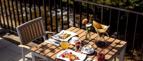 Free daily cooked-to-order breakfast