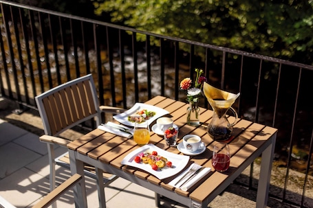 Free daily cooked-to-order breakfast