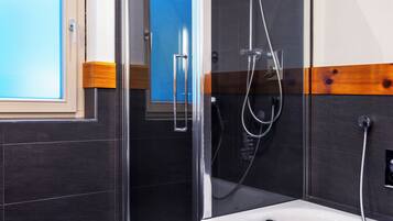 Deluxe-Doppelzimmer, Balkon | Individuell dekoriert, individuell eingerichtet, Schreibtisch