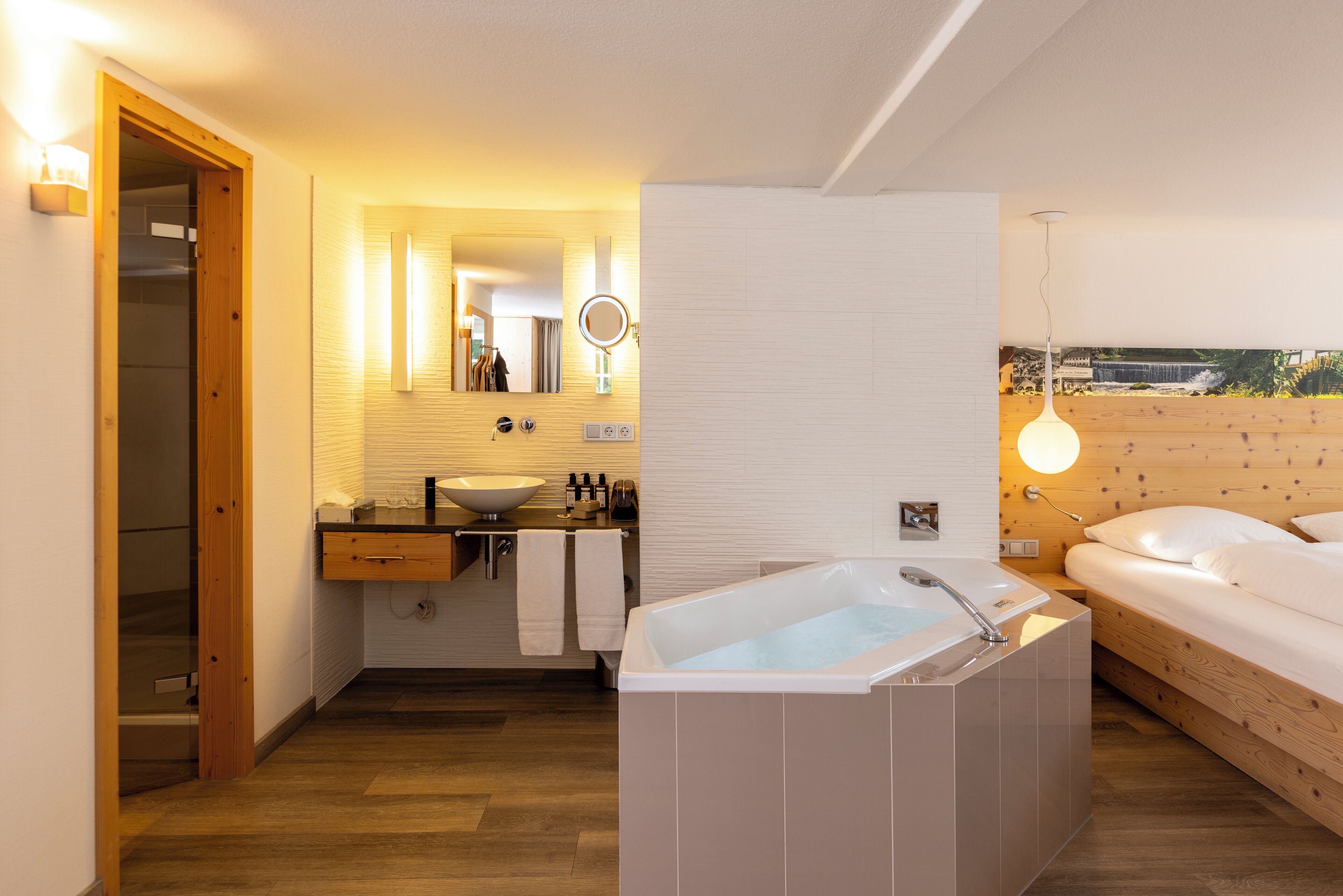 traditional suite, hot tub | 1 bedroom, individually decorated, individually furnished, desk