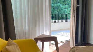 华丽双人房, 阳台, 河景 | 特色装修、特色家居、办公桌、遮光窗帘