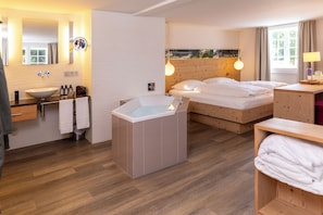 Suite Tradizionale, idromassaggio | Con stile personalizzato, con arredamento individuale, una scrivania