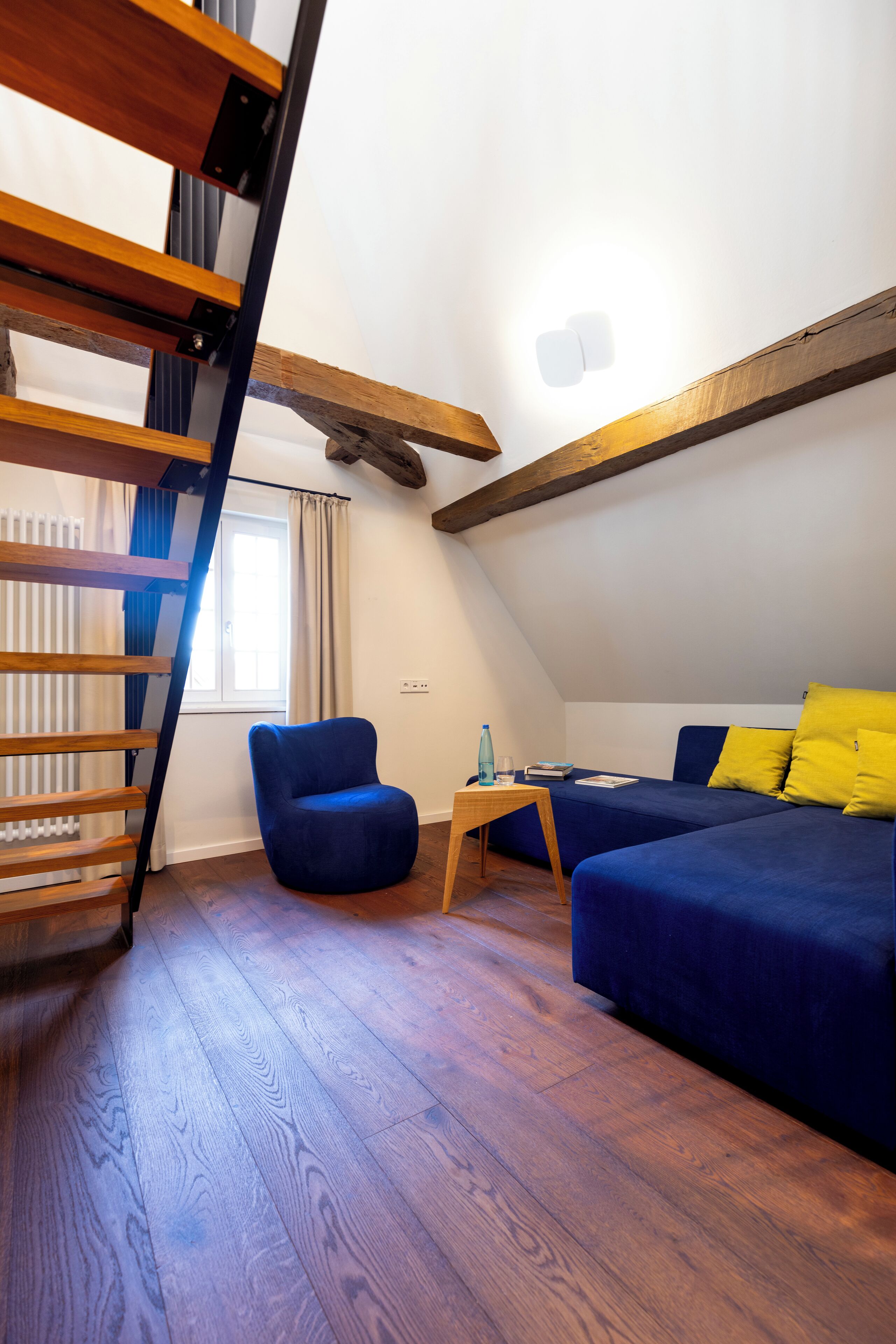 traditional duplex | 1 bedroom, individually decorated, individually furnished, desk