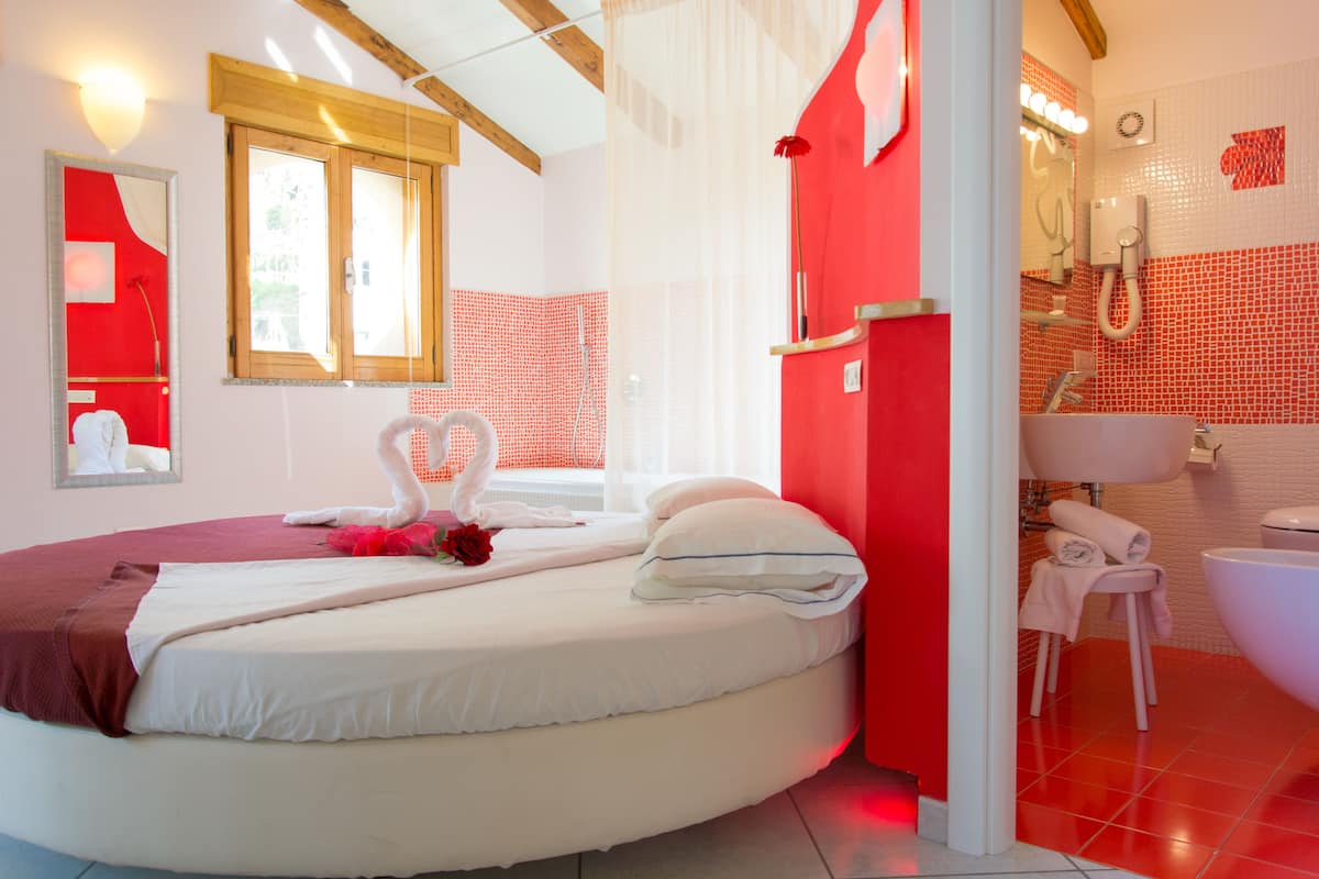 Camera Deluxe, 1 letto matrimoniale, idromassaggio | Minibar, una scrivania, insonorizzazione, ferro/asse da stiro