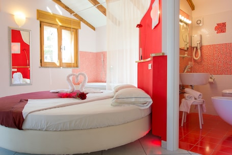 Habitación Deluxe, 1 cama doble, bañera de hidromasaje | Minibar, escritorio, sistema de insonorización. Minihotel IRIS