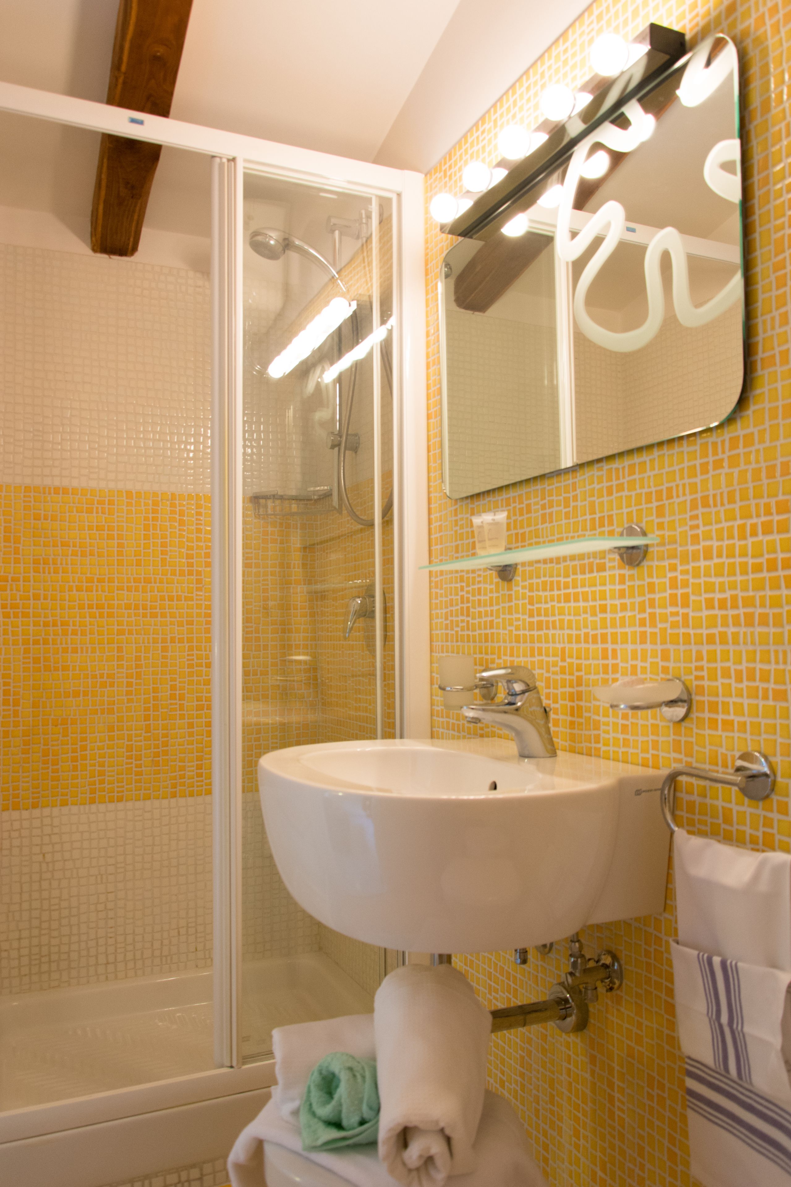 Superior Room, Ensuite | Bathroom | Free toiletries, hair dryer, bidet, towels