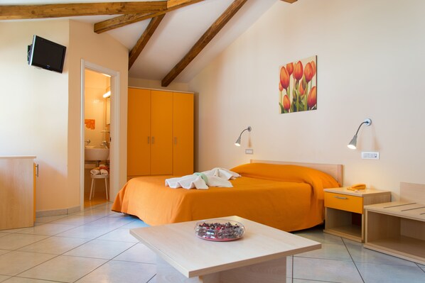 Superior Room, Ensuite | Minibar, desk, soundproofing, iron/ironing board - Minihotel IRIS (Maiori)