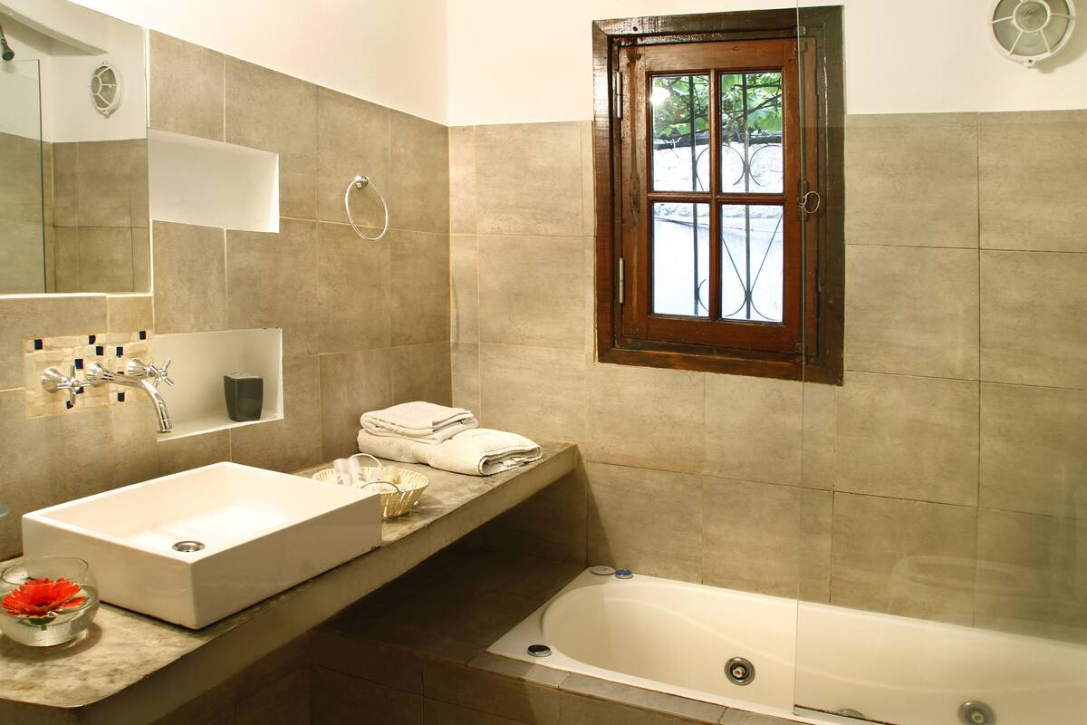 Habitación cuádruple | Baño | Ducha y bañera combinadas y artículos de higiene personal gratuitos