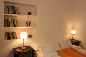 Quarto casal standard | Edredons de pluma, frigobar, cofres nos quartos