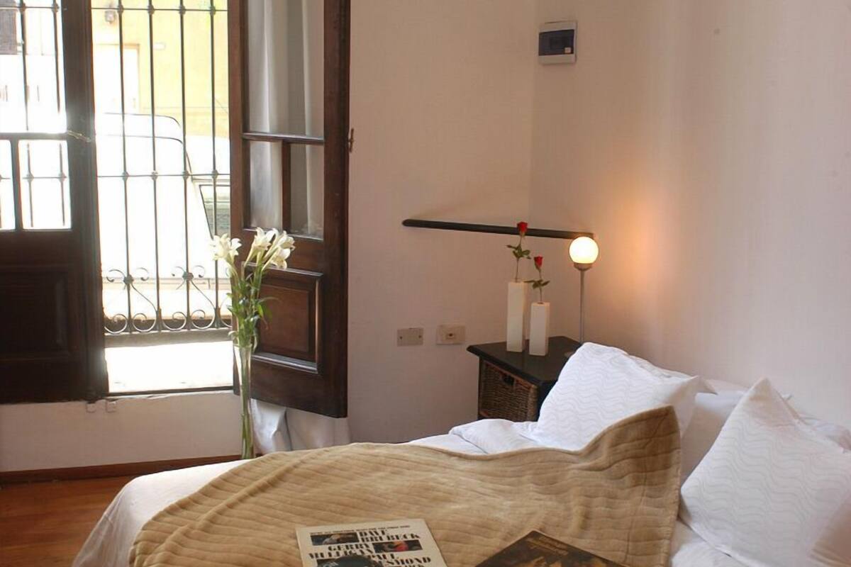 Habitación triple estándar | Edredones de plumas, minibar, caja fuerte y cortinas opacas