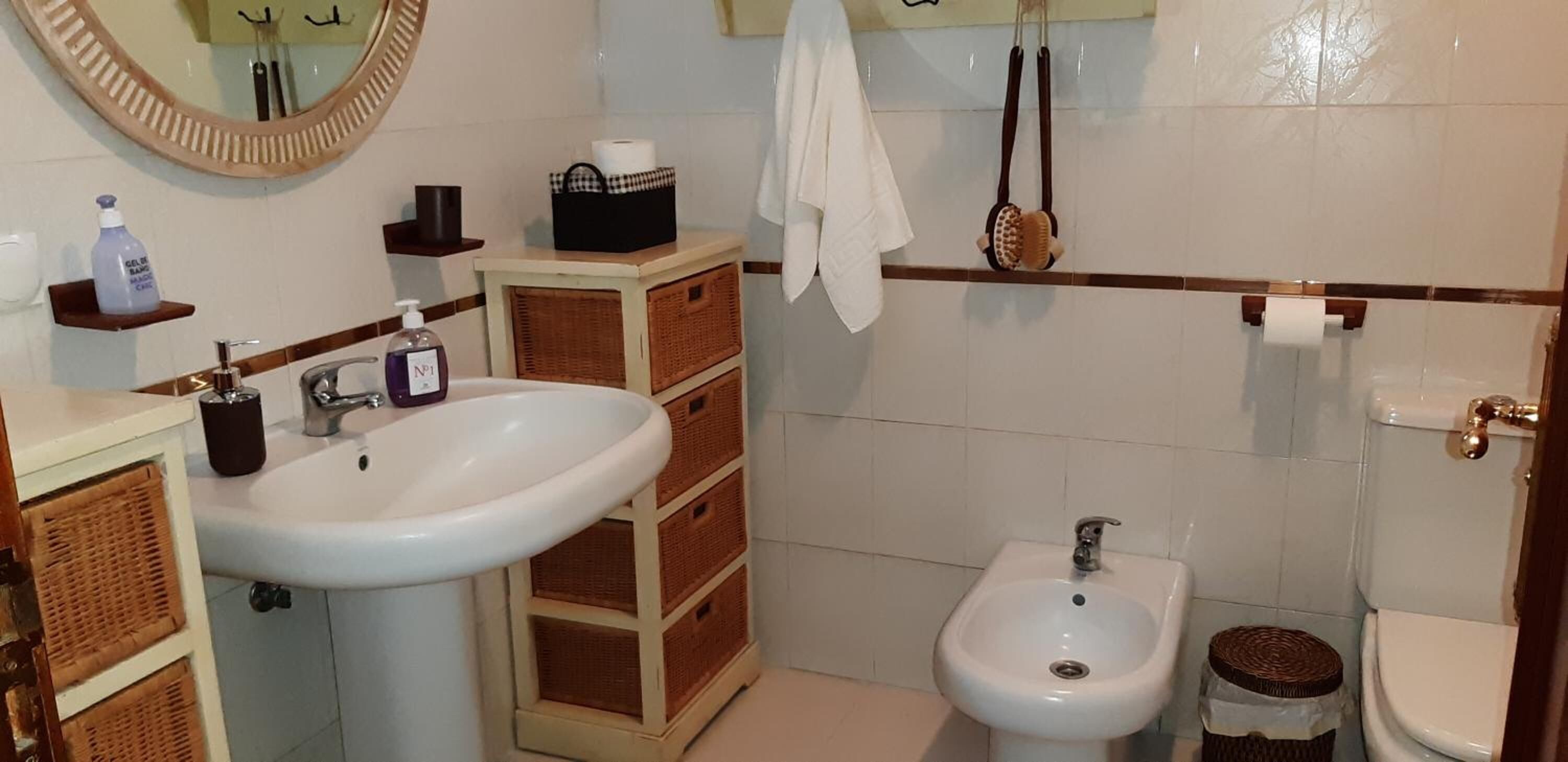 hydromassage showerhead, hair dryer, towels