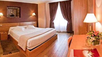 In-room safe, desk, soundproofing, free WiFi