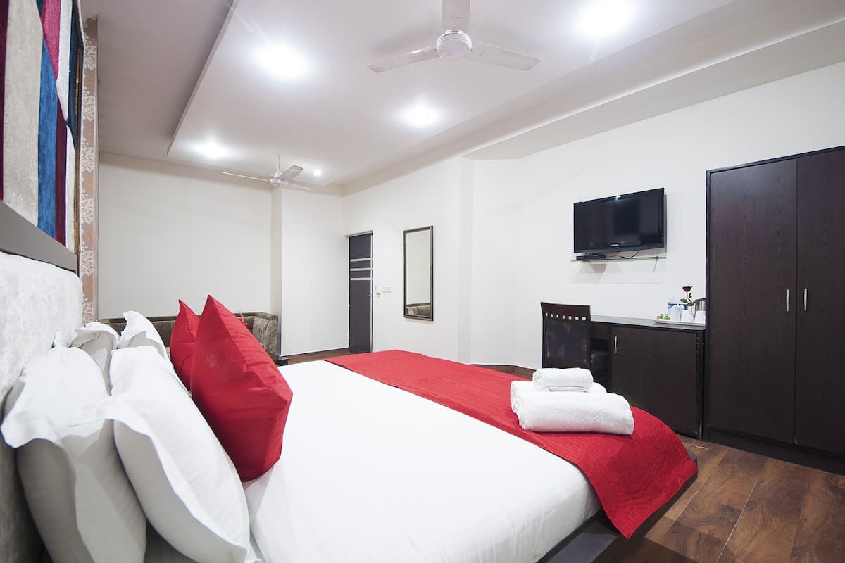 Egyptian cotton sheets, premium bedding, in-room safe, desk