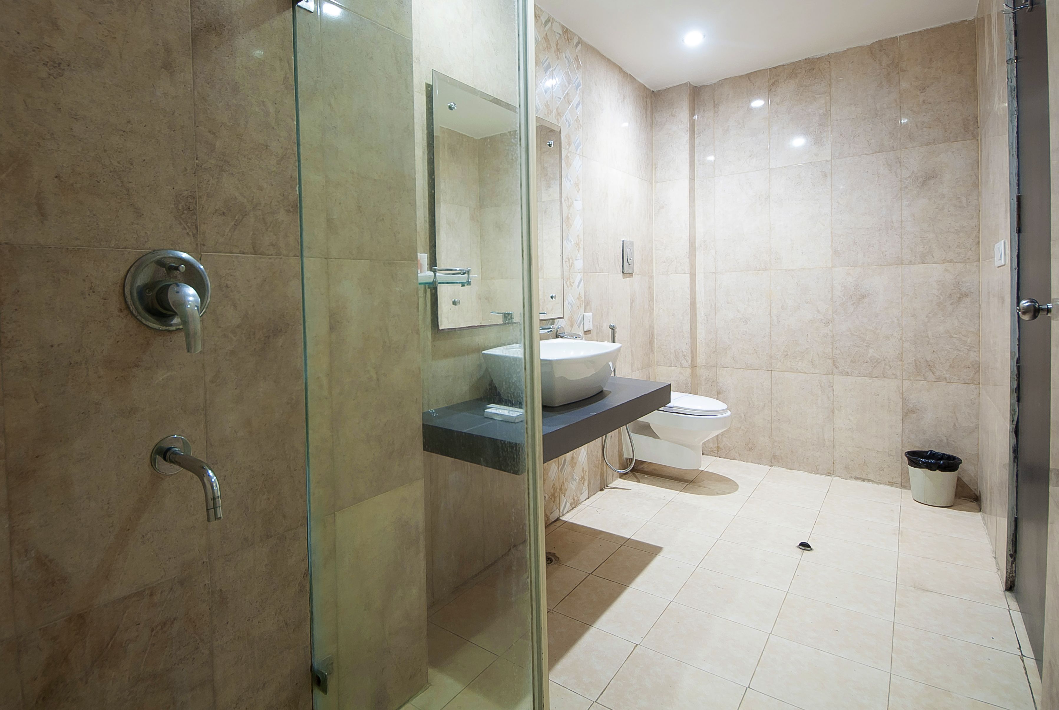 Family Room | Bathroom | Shower, rainfall showerhead, free toiletries, hair dryer