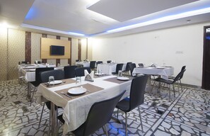 Petit déjeuner, déjeuner et dîner servis sur place