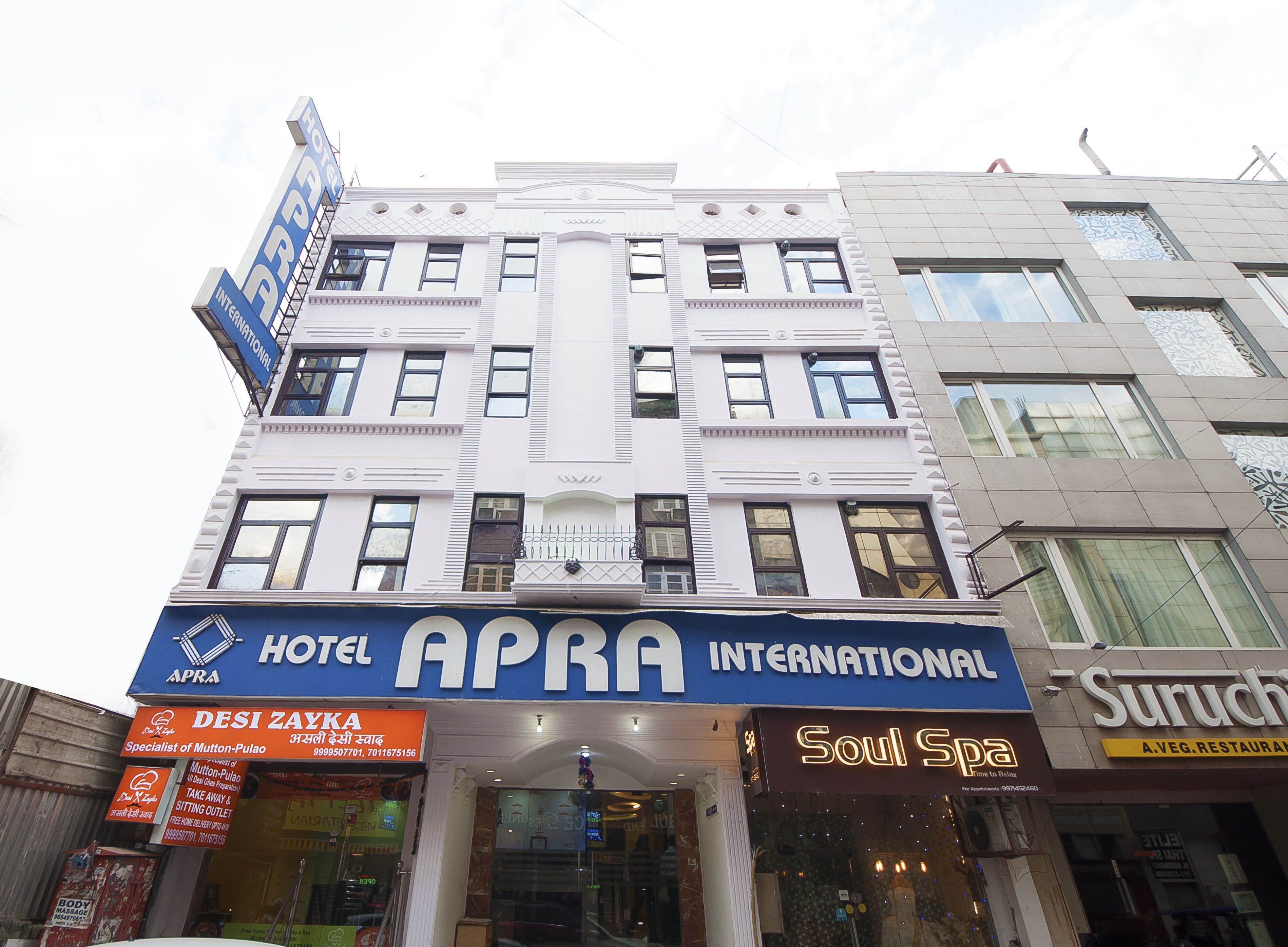 Et hotel med et skilt for APRA International.