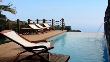 Piscine extérieure, parasols de plage, chaises longues