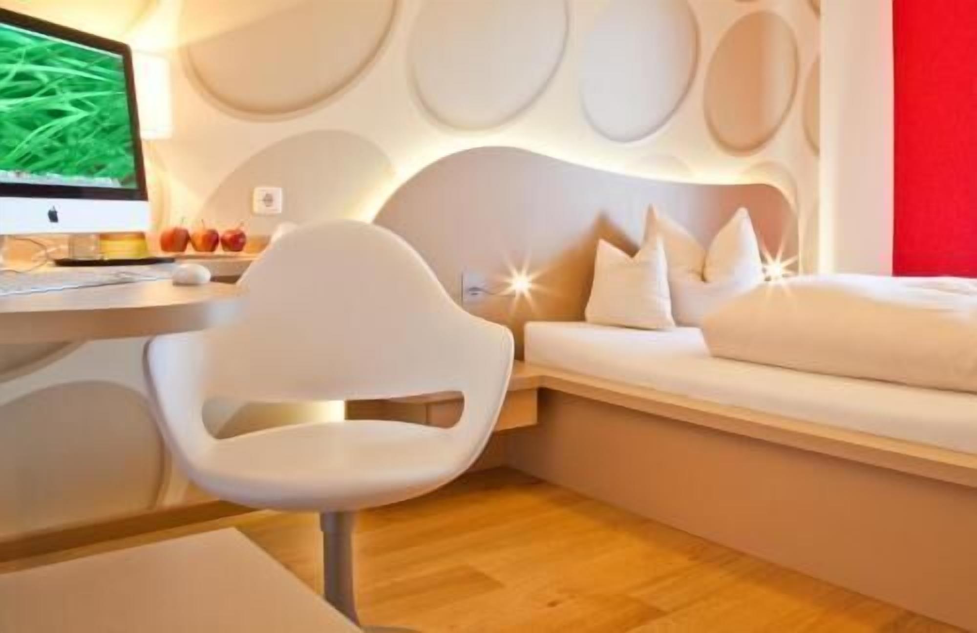 Allergiatestatut vuodevaatteet, tallelokero huoneessa, työpöytä