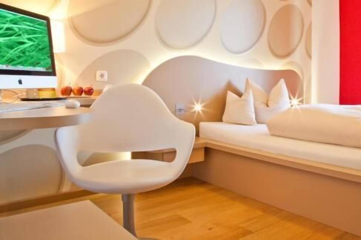 Allergiatestatut vuodevaatteet, tallelokero huoneessa, työpöytä