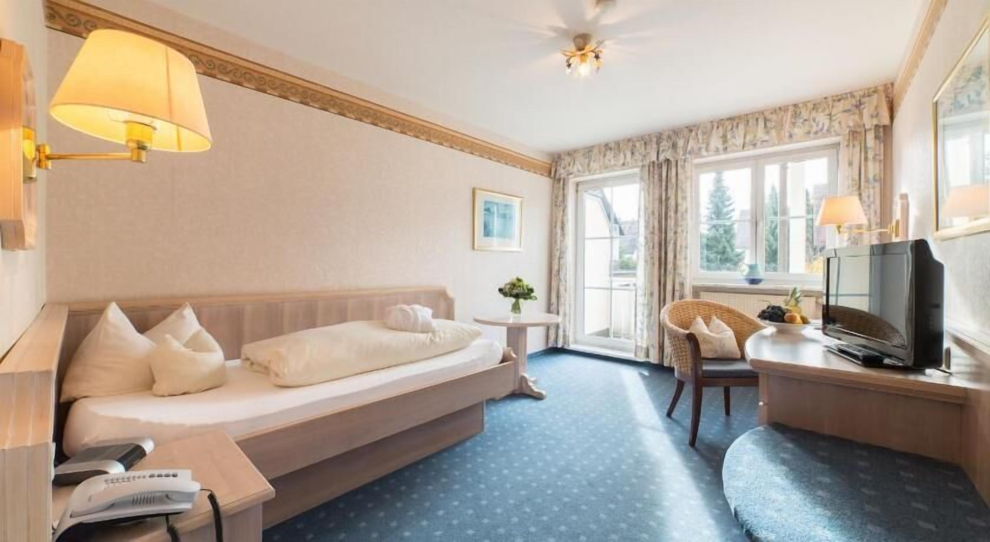 Allergiatestatut vuodevaatteet, tallelokero huoneessa, työpöytä