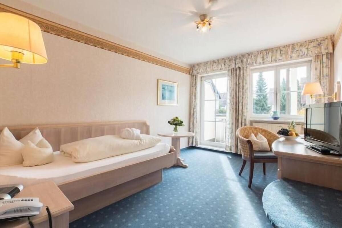 Allergiatestatut vuodevaatteet, tallelokero huoneessa, työpöytä