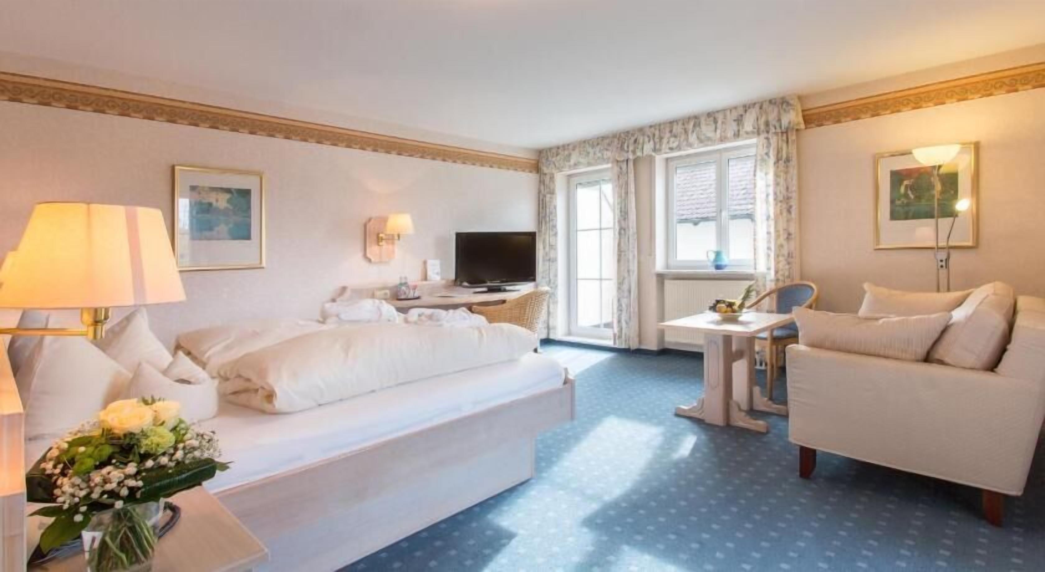 Allergiatestatut vuodevaatteet, tallelokero huoneessa, työpöytä