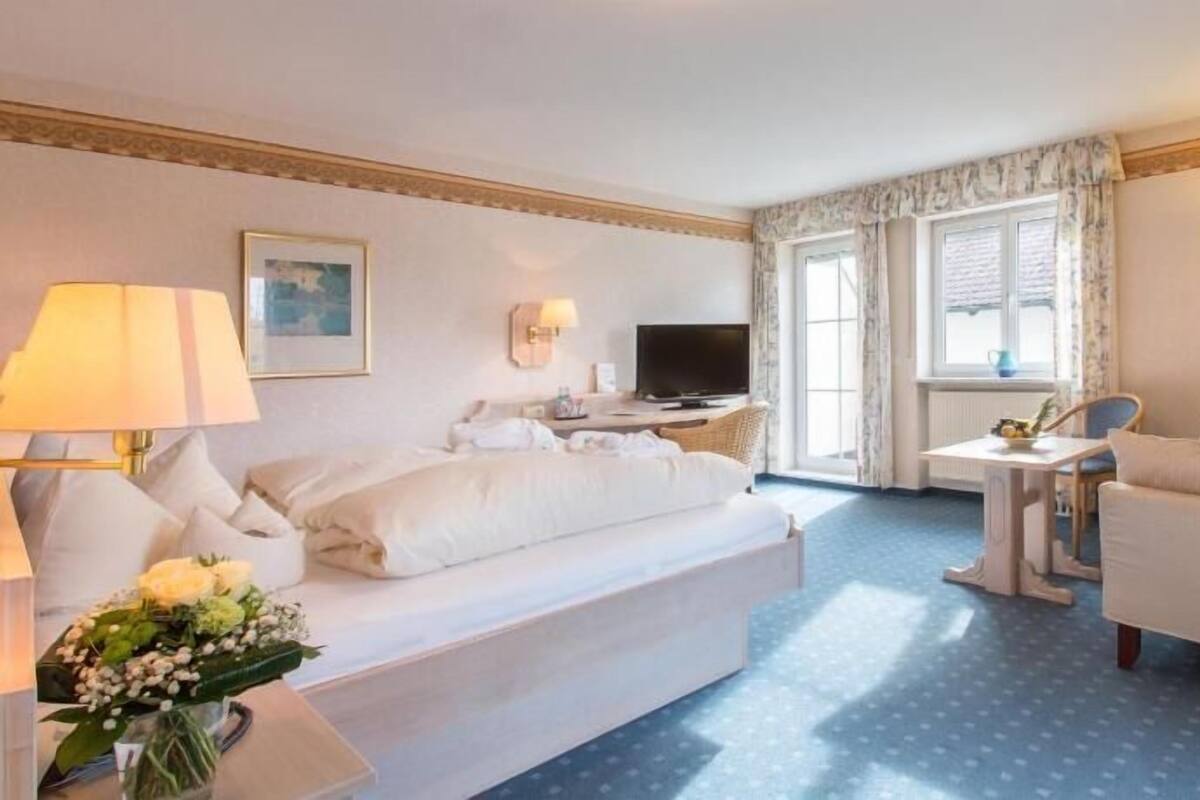 Allergiatestatut vuodevaatteet, tallelokero huoneessa, työpöytä