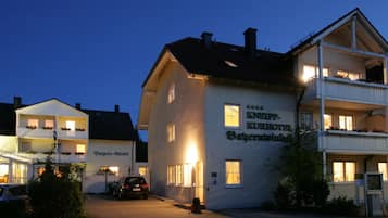 Fassade der Unterkunft – Abend/Nacht