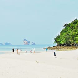 Una playa cerca, arena blanca