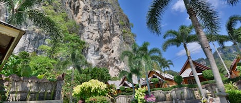 Kolam renang outdoor, dengan kursi berjemur