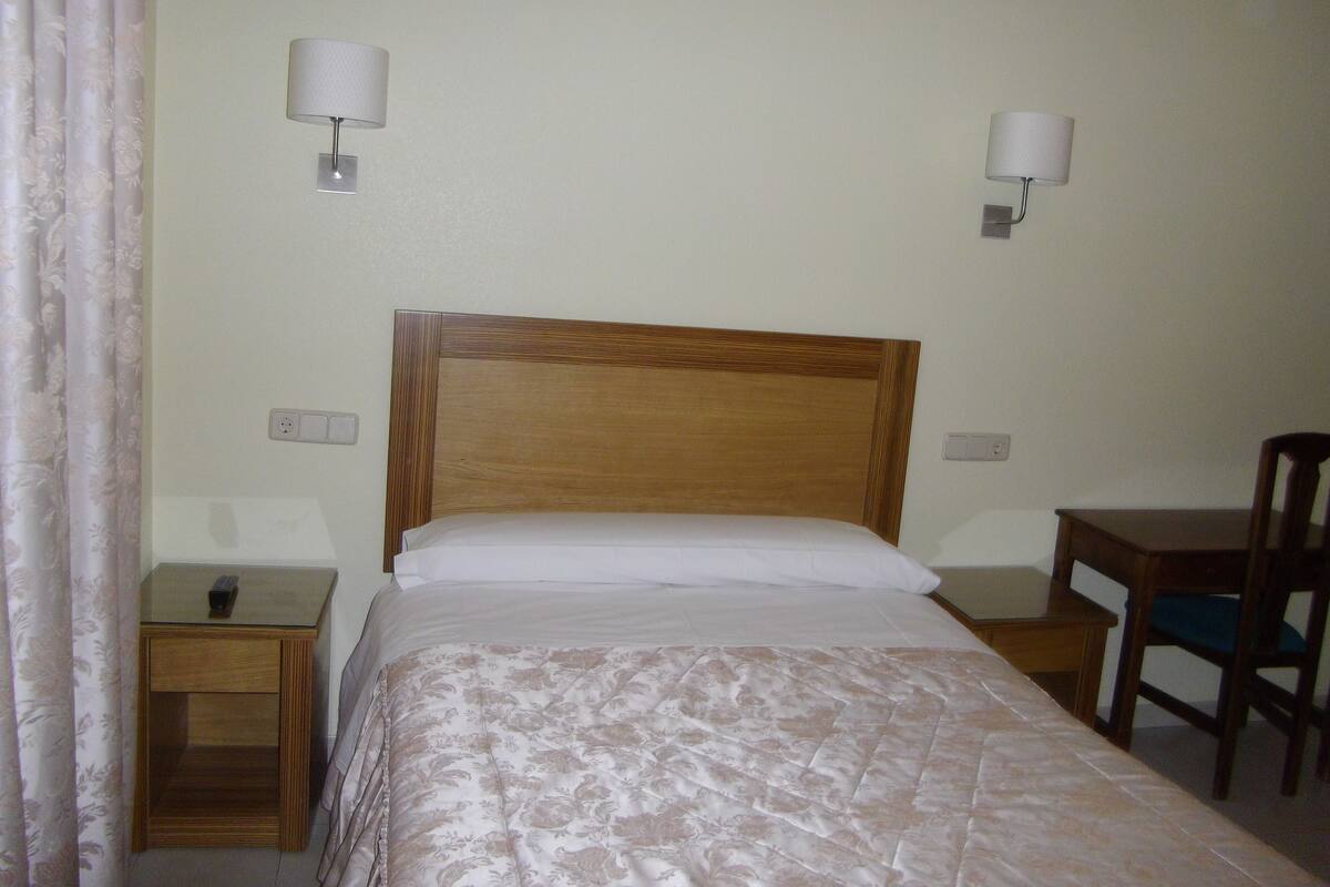 Chambre double | Coffre-fort pour ordinateur portable, bureau, accès au Wi-Fi (inclus)