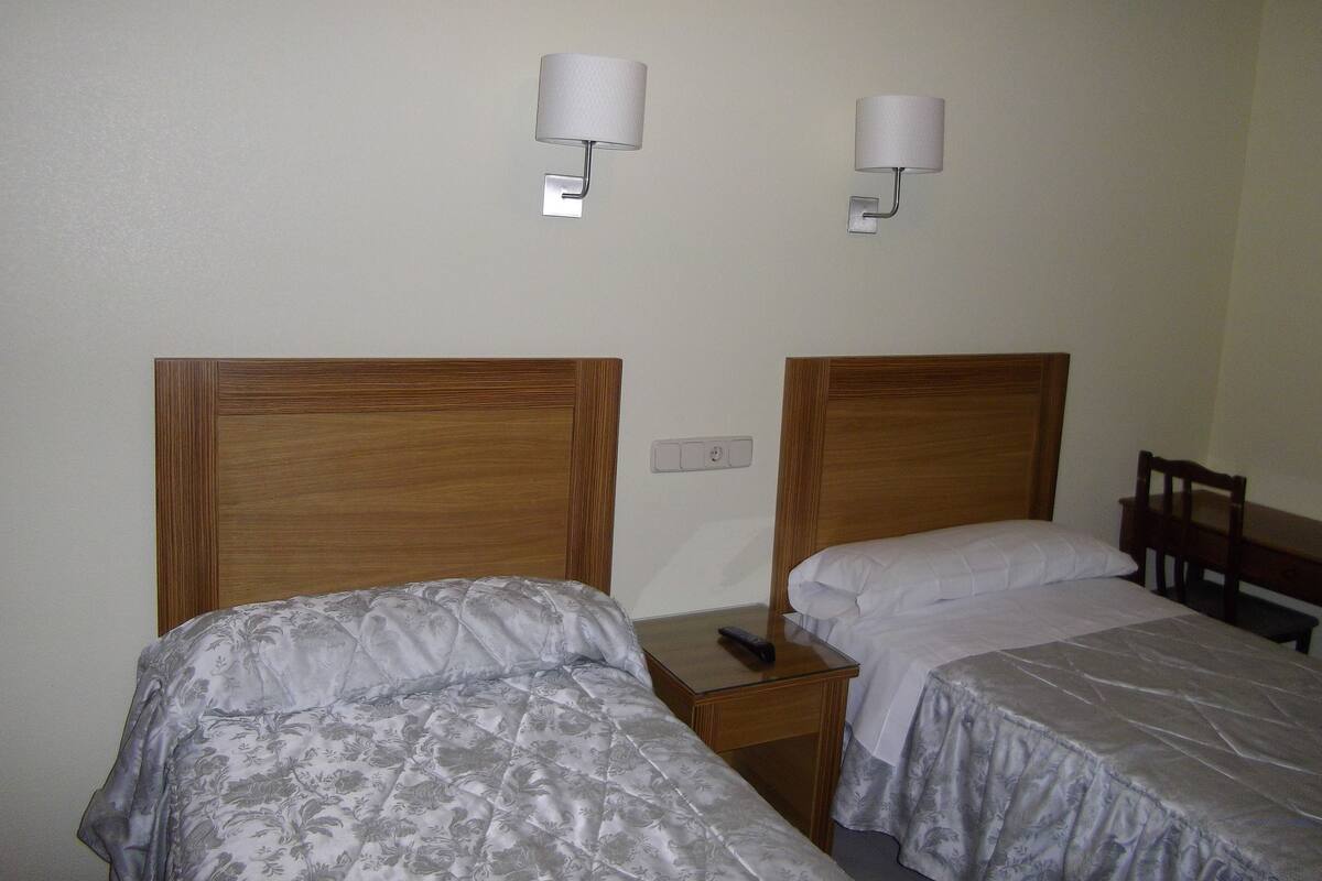 Chambre triple | Coffre-fort pour ordinateur portable, bureau, accès au Wi-Fi (inclus)